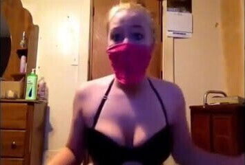 Bandana masked girl twerking