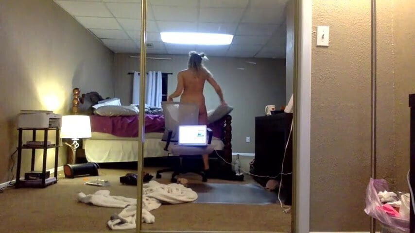 Brunette latino milf twerking