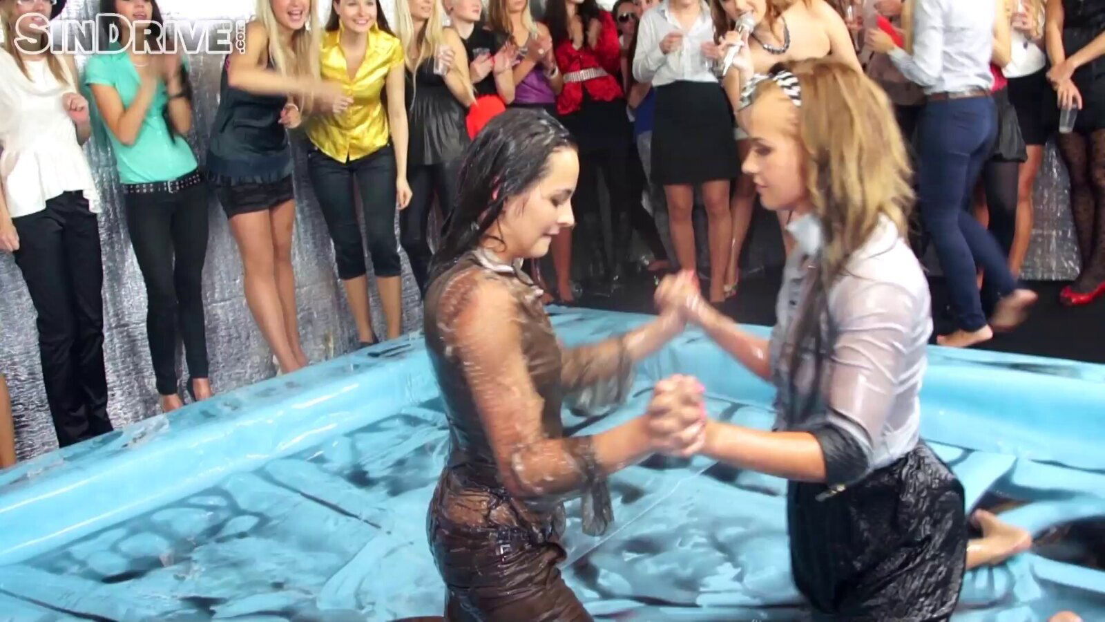 fight with messy glamour chicks Bella Ashley Woods