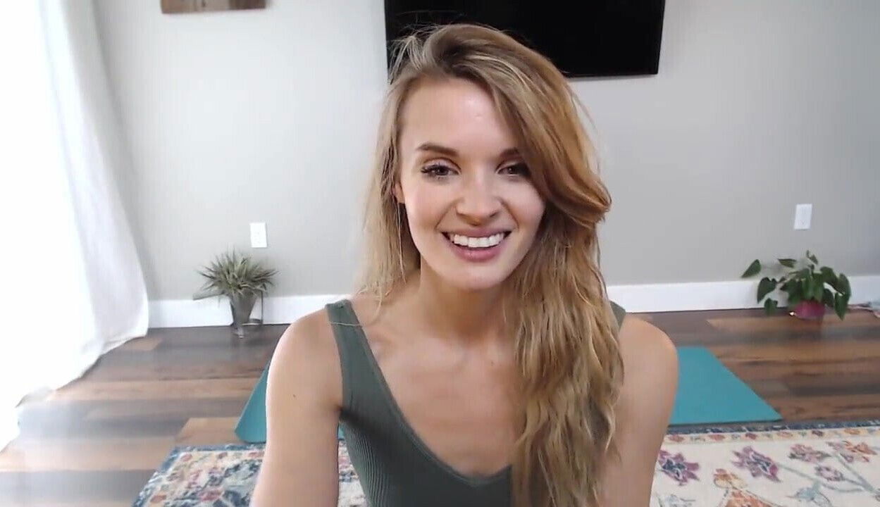 SEXY GIRL DOING YOGA MASTURBATE