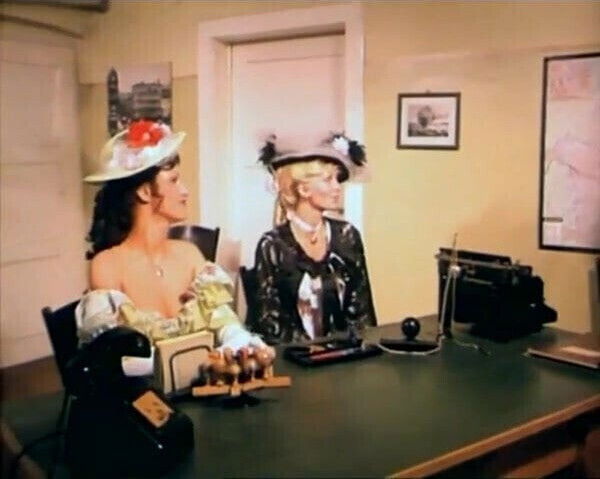 LUNAR Two girls seduce two mens at the office