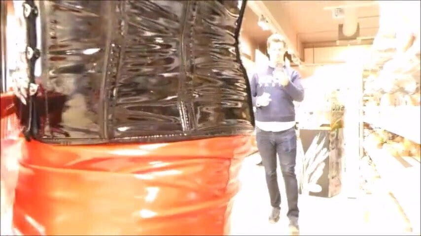 REWE im Lackmini - Plastikschlampe als Nutte