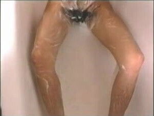 Josephine lavando sua buceta mega peluda