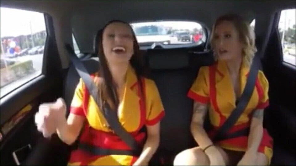 2 broke girls Lexi and Reagan