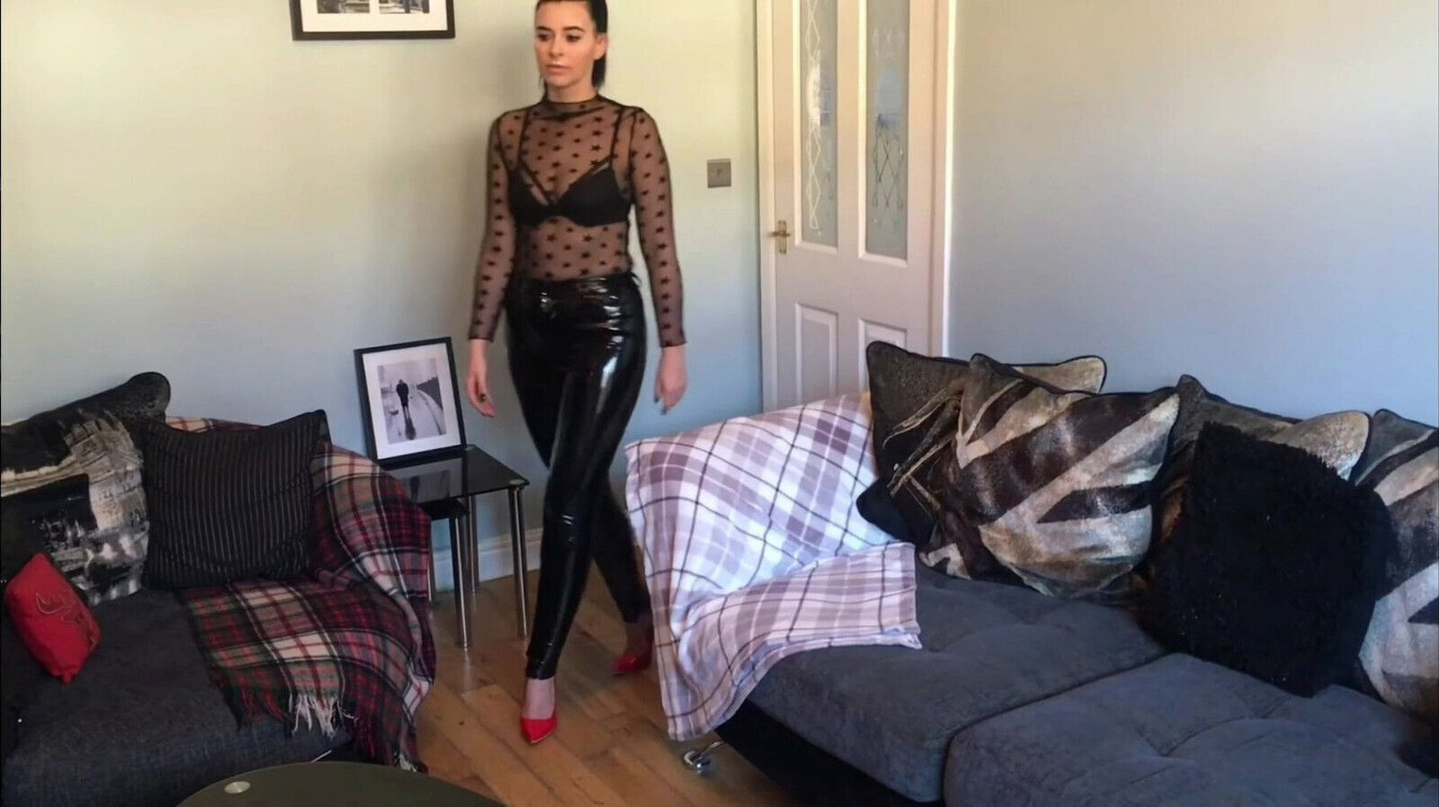 Some shows tight leather ass!!