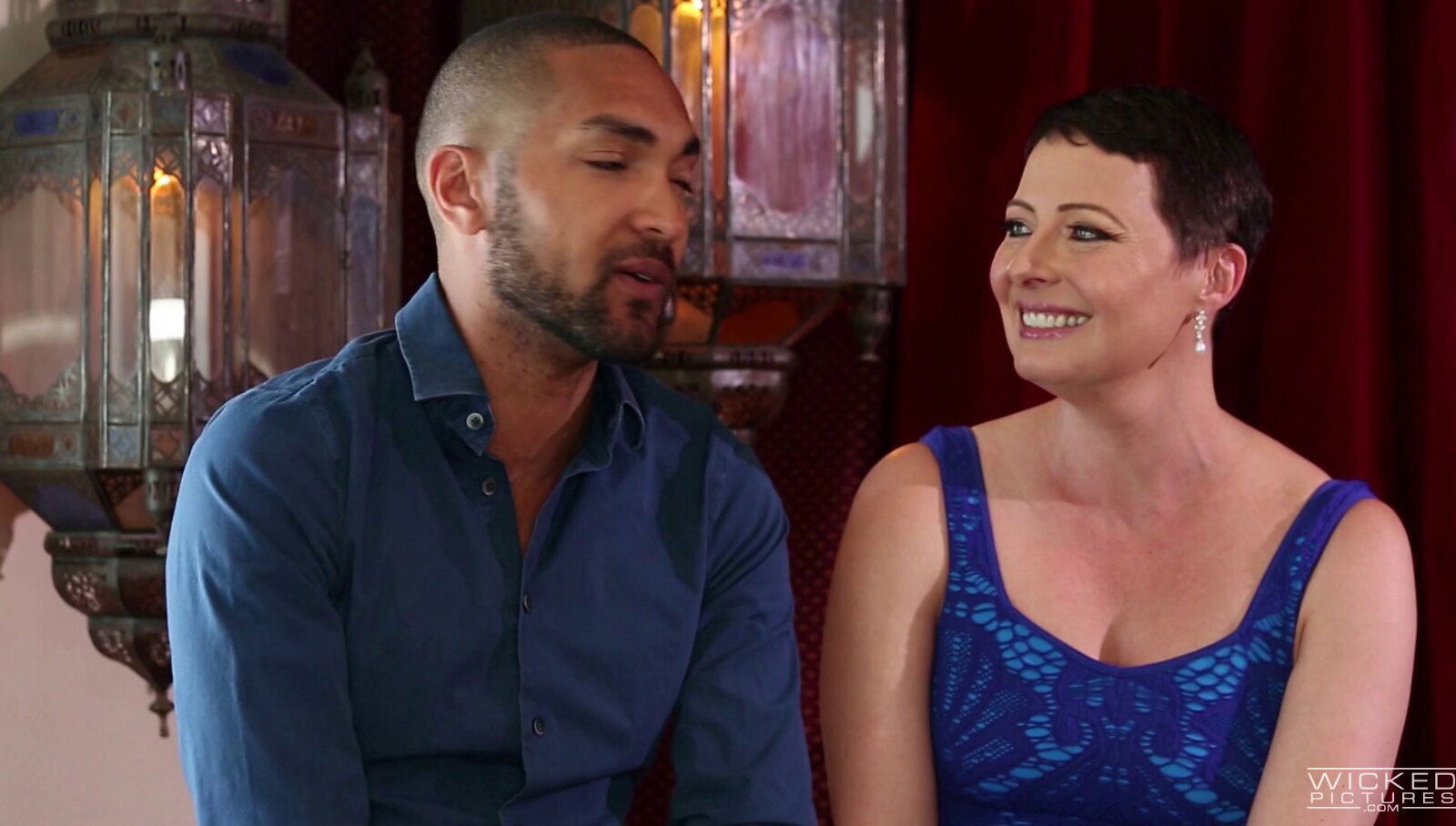 Behind the scenes video with pornstar Kali Karinena and her coworkers