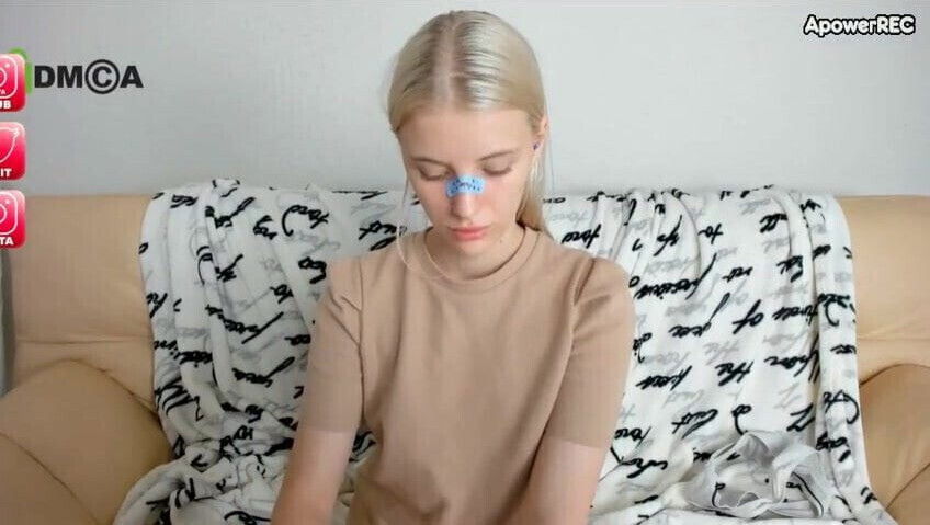 Little blonde Poppipi's cam