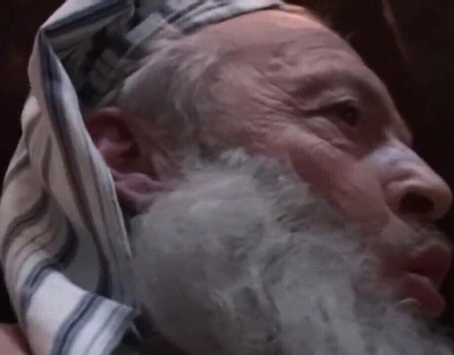 OLDMAN FUCKS YOUNG BABE