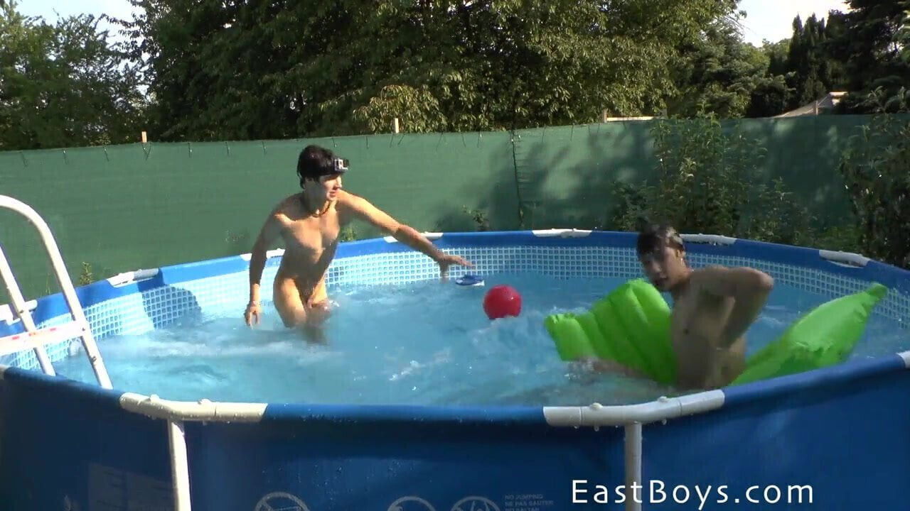 Ashton twins have fun at the pool