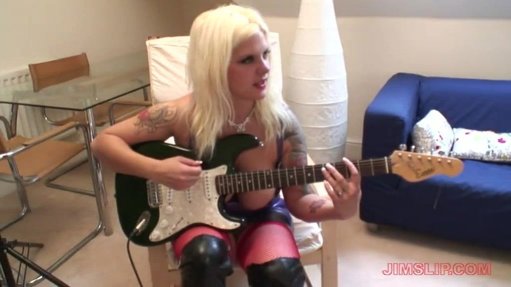 Chubby wife Cherry Treats shares husband with slutty Lara