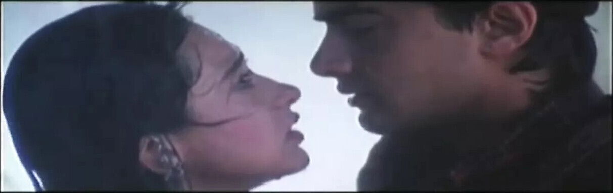 Karishma Kapoor long Kiss