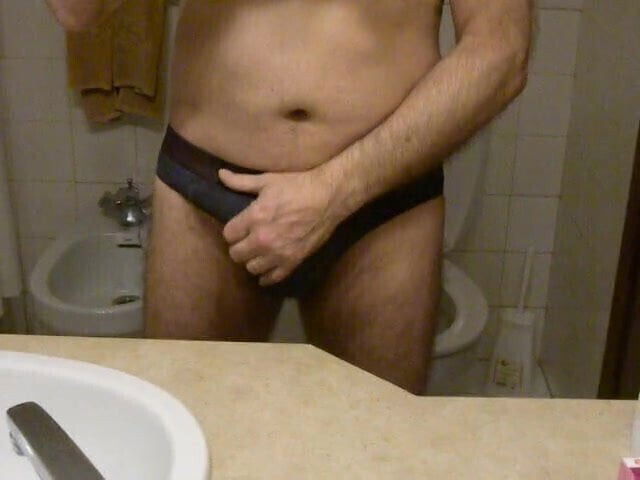 Quick cumshot in hotel.