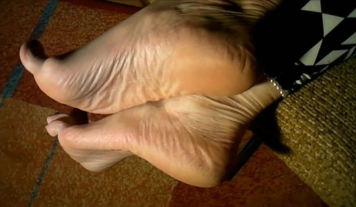 Beautiful mature feet with sexy bunions