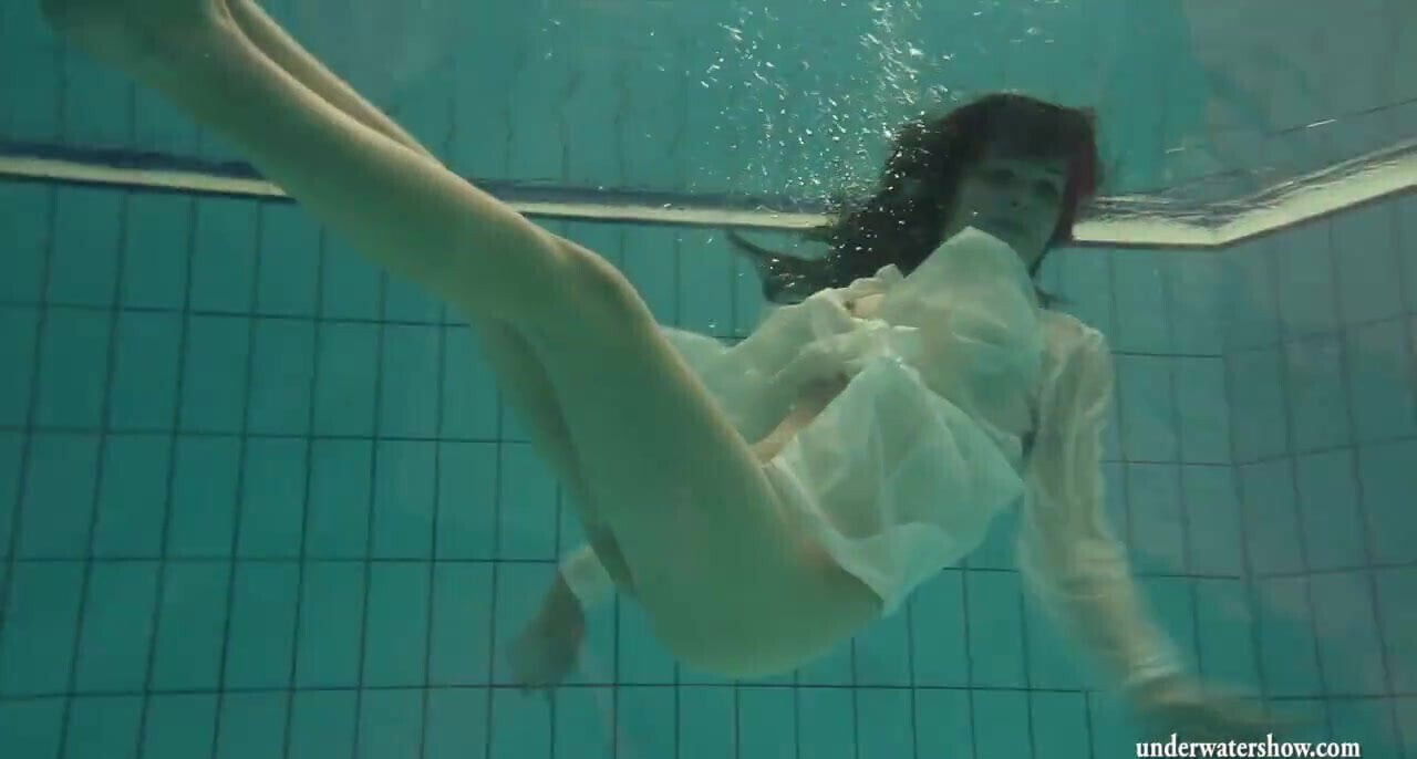 Underwater hot babe Petra swims naked