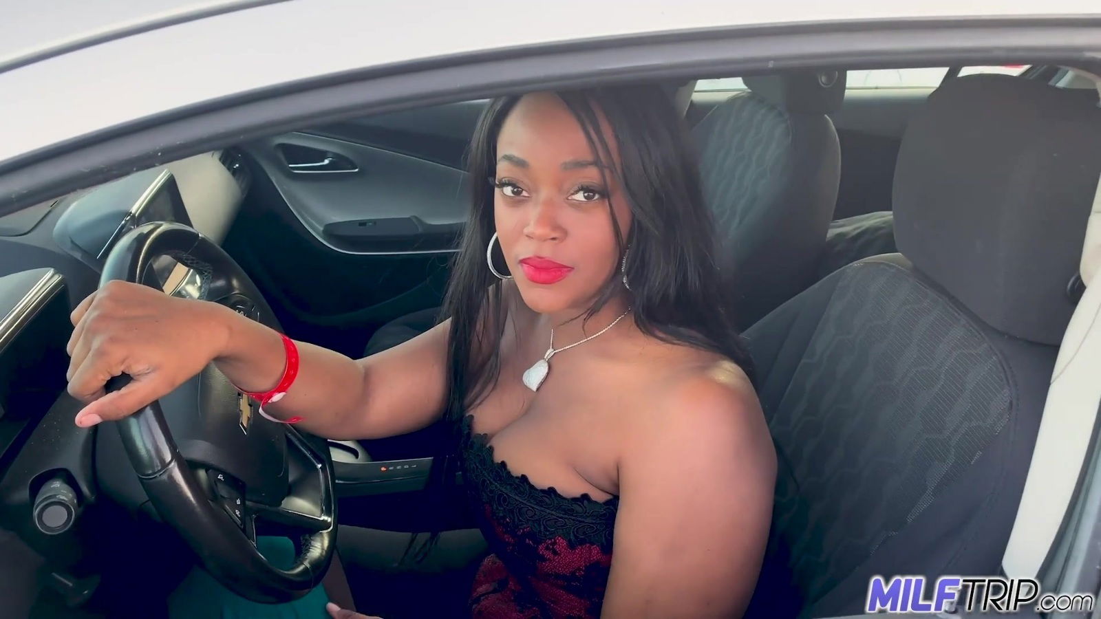 Fingering turns charming busty black hottie Roxie ready doggy