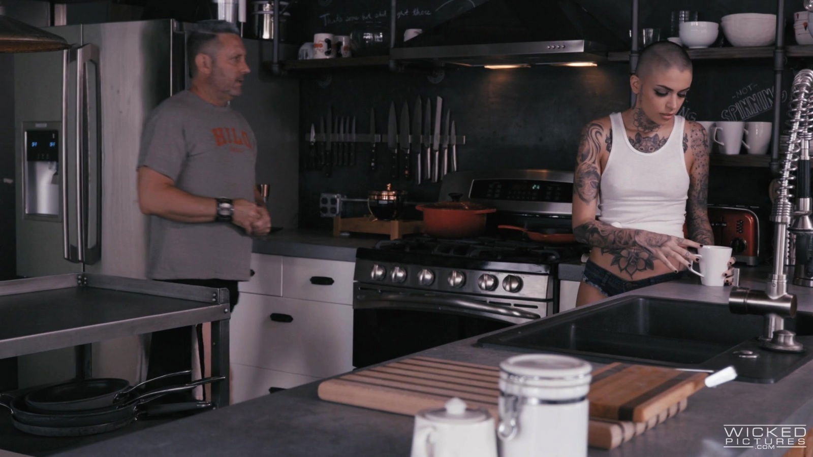 Kinky threesome with pornstars August Taylor Jenevieve Hexxx