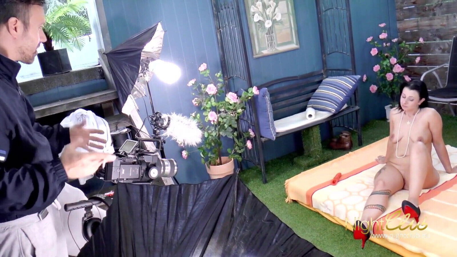 nette Nachbarin Milf melkt perfekt Schwanz