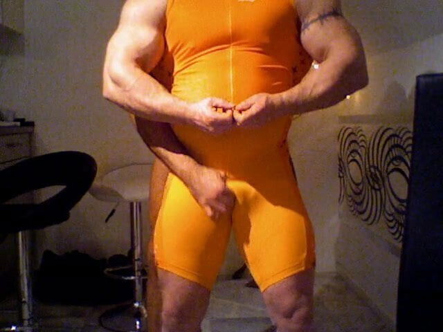 Worshiping rippied bodybuilder rubing