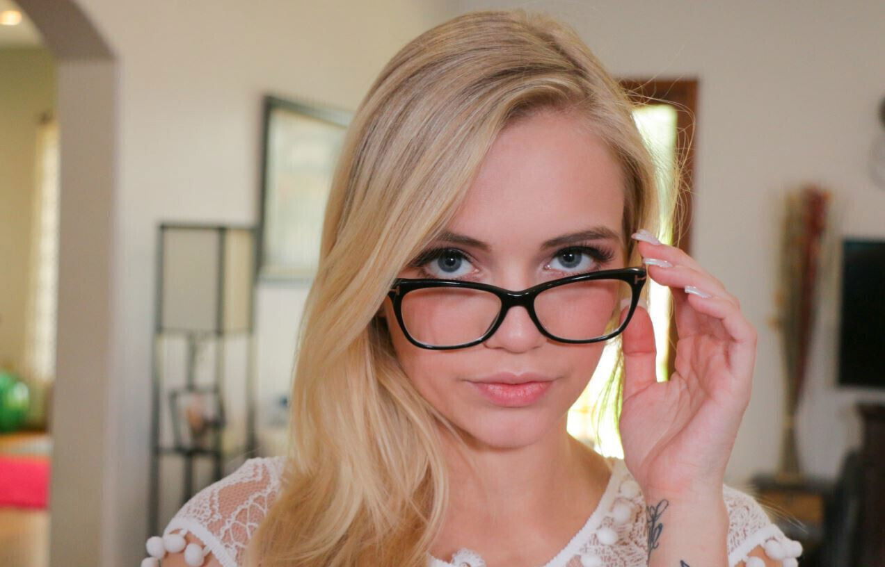 Nerdy Petite Blonde Teen Gets Cash Fuck Photographer