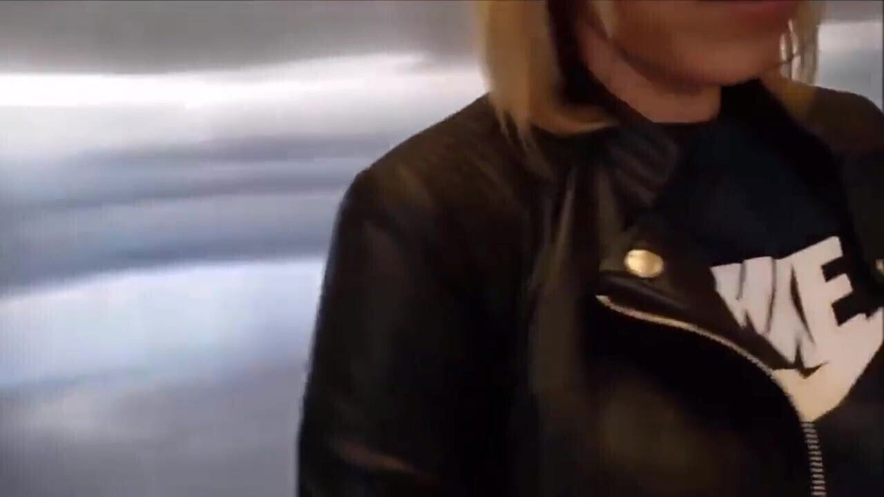 Blondine Fahrstuhl gefickt