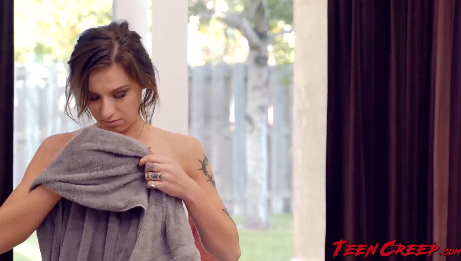 Mesmerizing young girl Avery Moon gets facial from jailbird