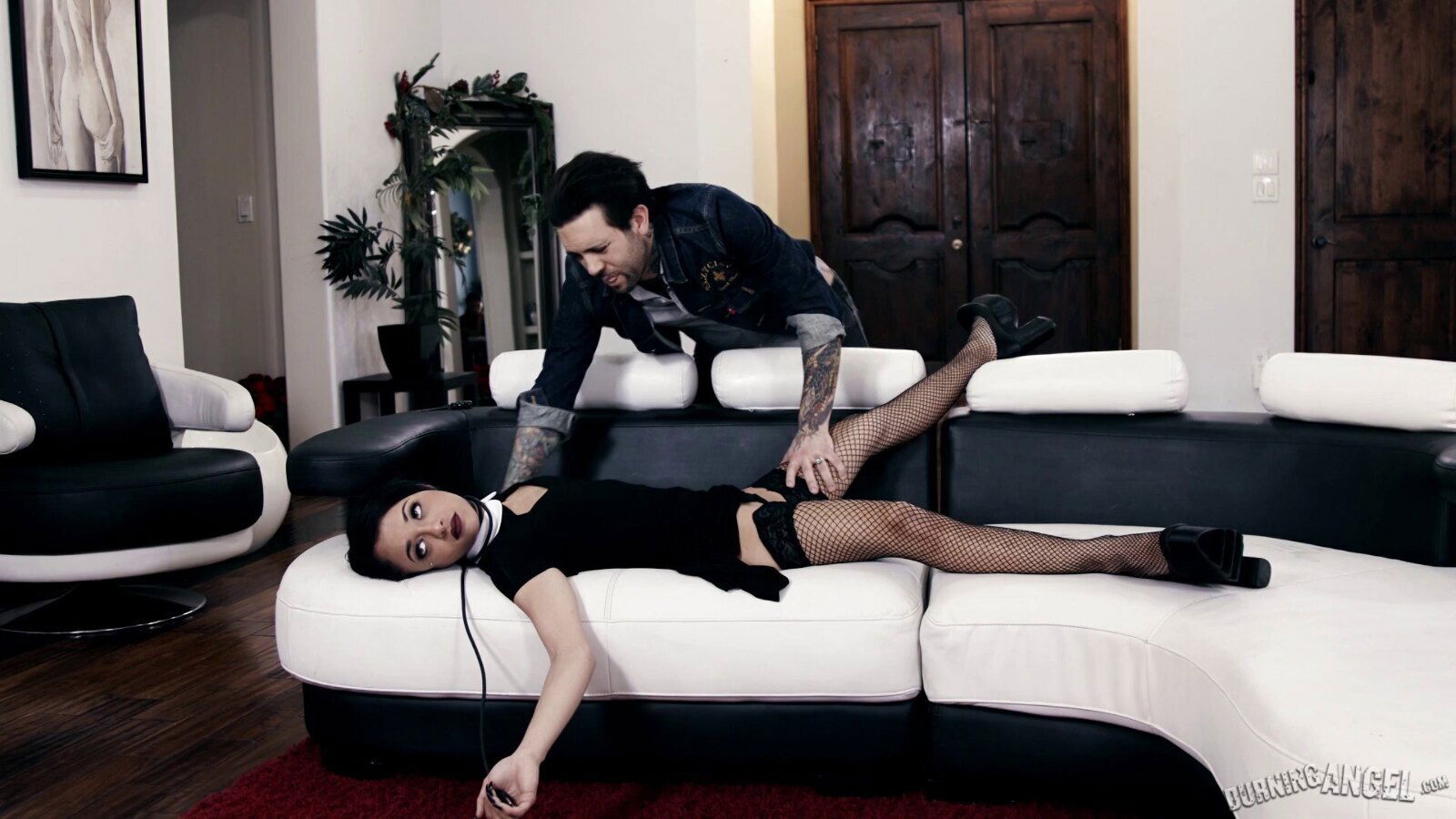 Horny couple loves having passionate couch Holly Hendrix