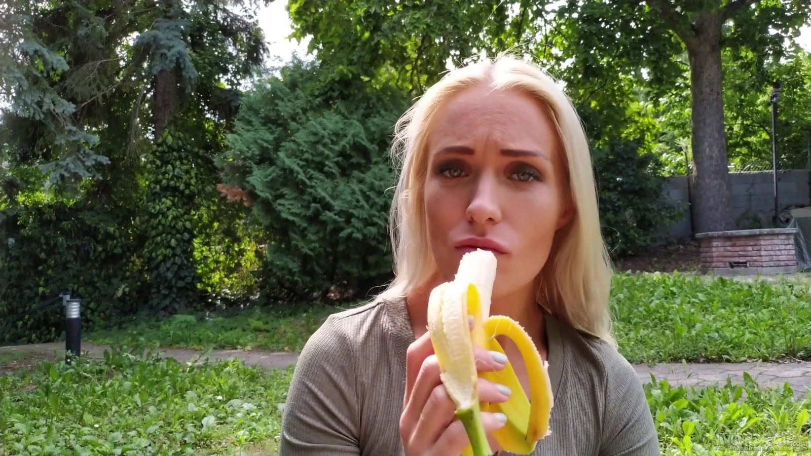 Sweet girlfriend Angelika Grays loves giving head before having