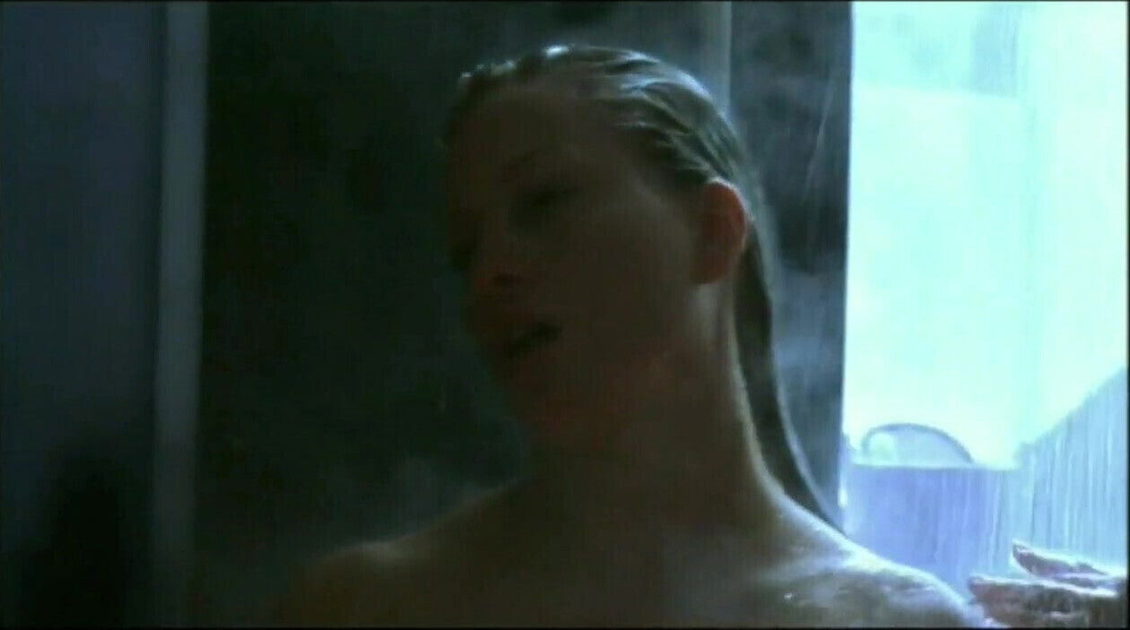 Joanna Taylor Sshower scene, spanish