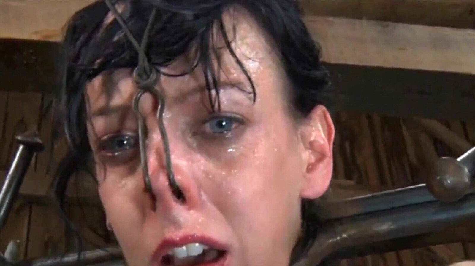 ANGELIQUE PUNIE HUMILIEE FEMMES DEUX AMANT