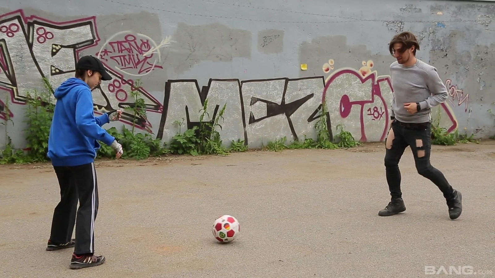 Yagama Lil's hairy pussy covered after outdoor public fuck