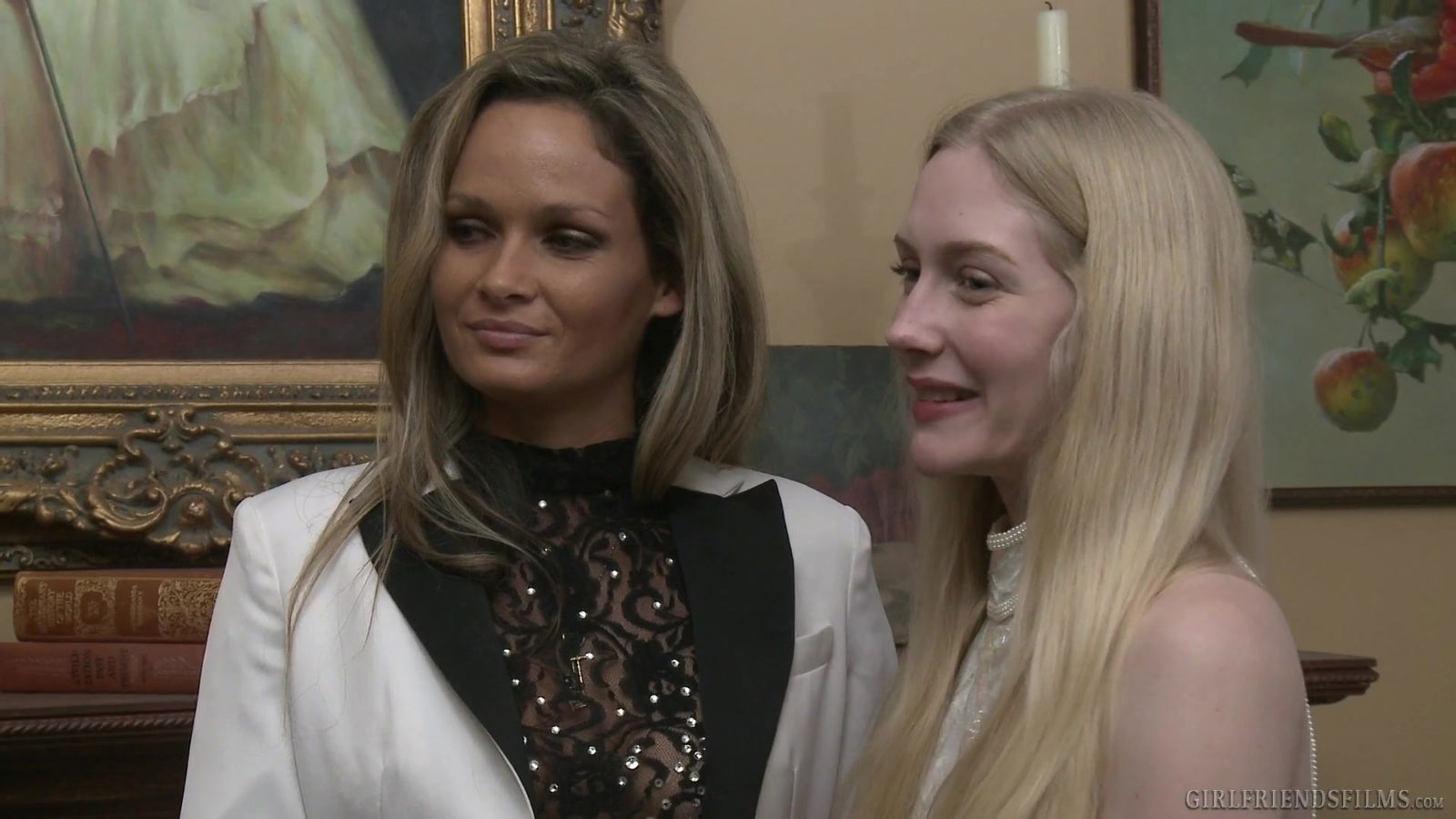 Scarlett Sage Sarah Vandella undress each other