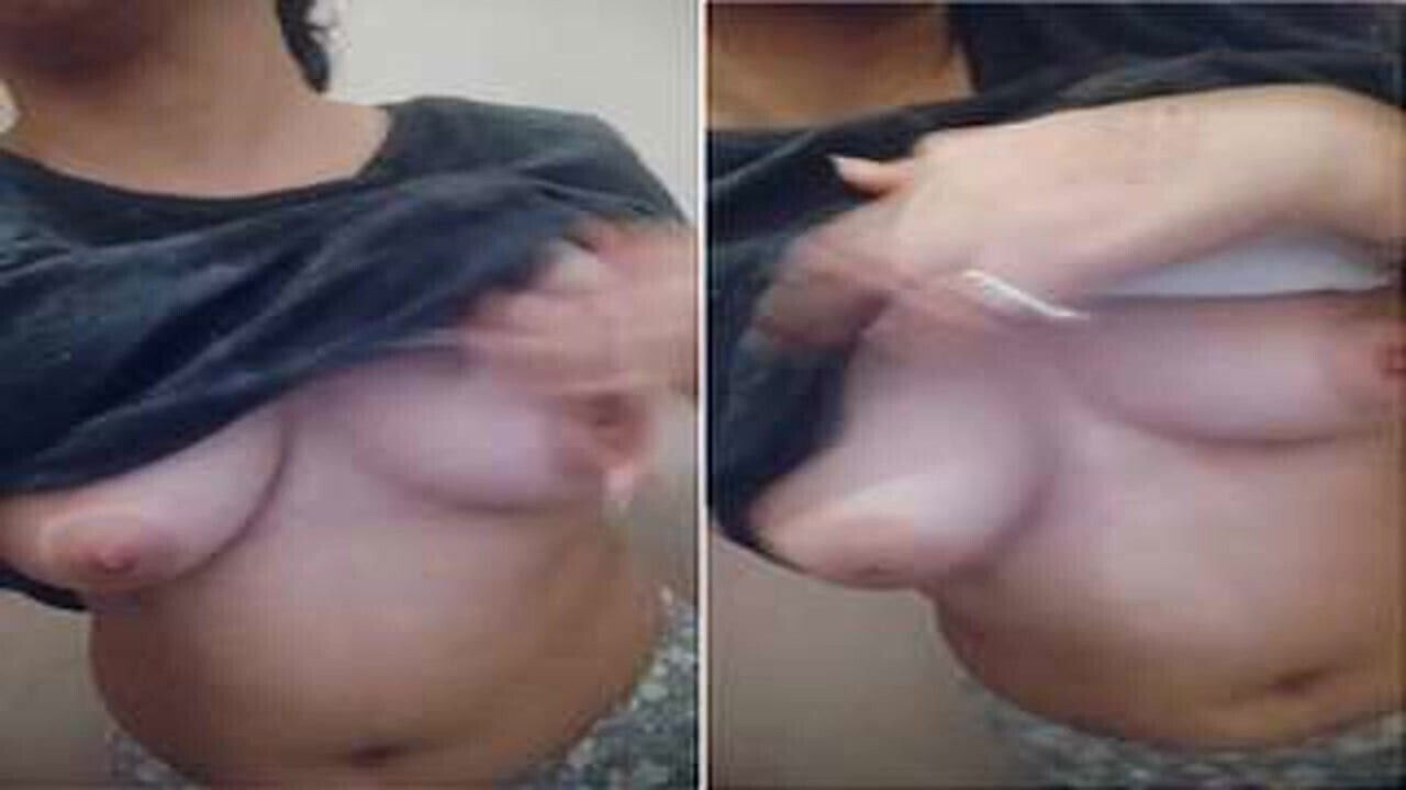 Today Exclusive- Cute Girl Play With Boob...