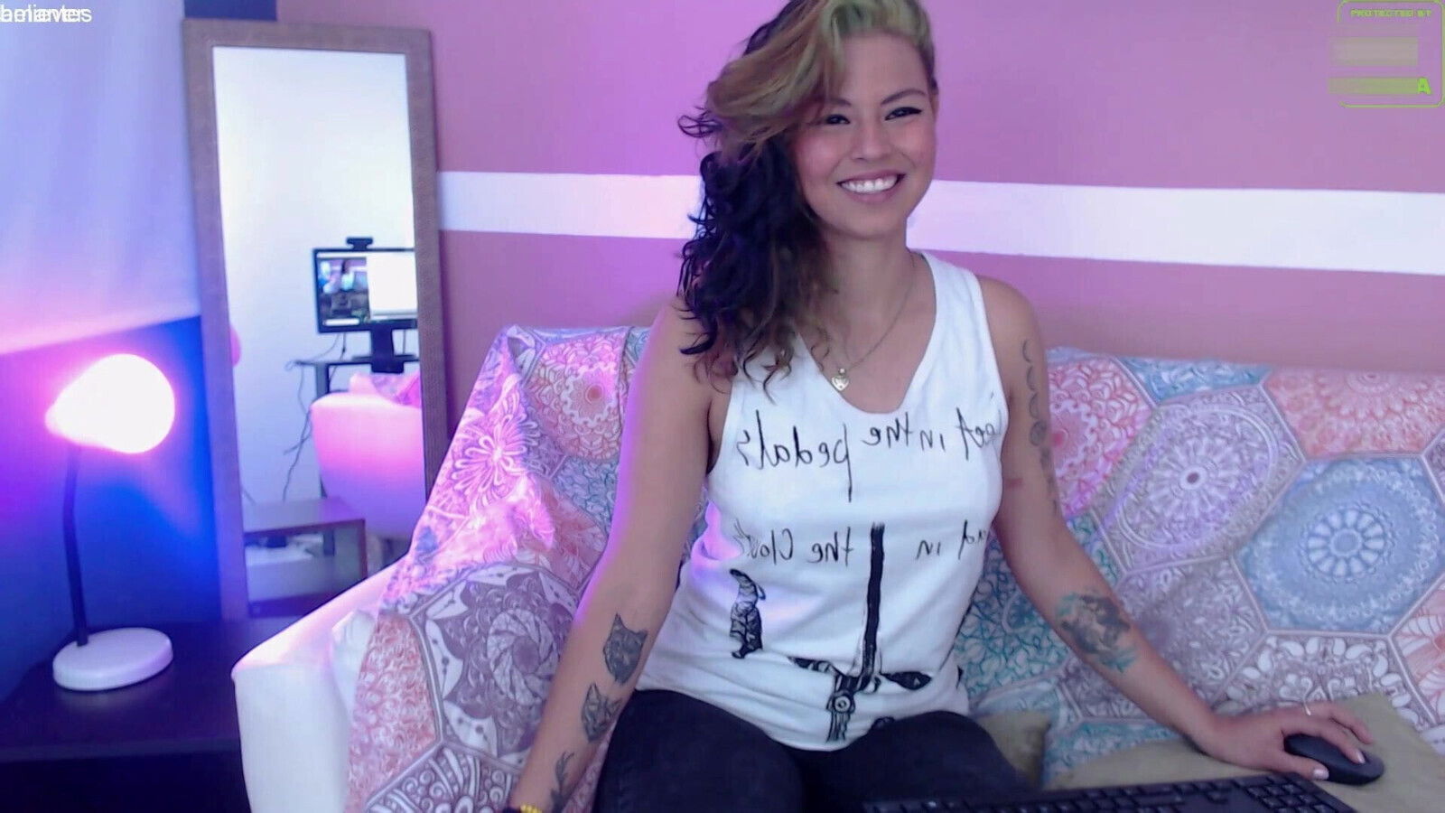 Turn Around Spread: Izzyro