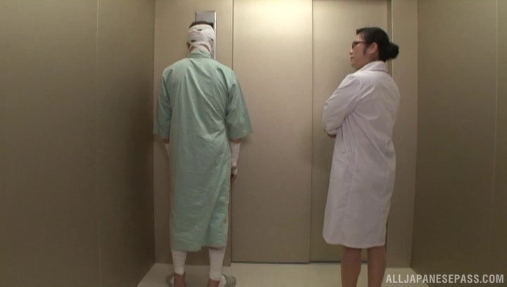 Japanese nurse Minako Komukai gets pussy fucked patient