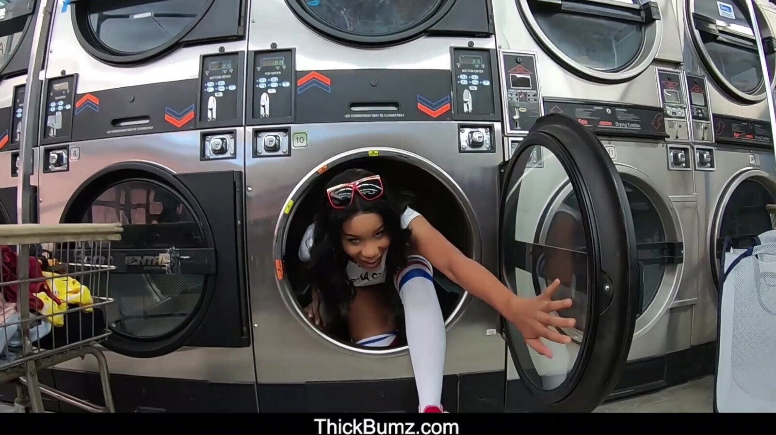 Bubble Butt Ebony Jenna Foxx Fucks Laundromat