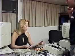 Arrombando a loira no estoque