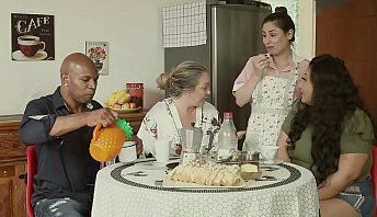 GRANDE FAM&Iacute_LIA PUTARIA MARIDO &Eacute_ CORNO, M&Atilde_E TALARICA FILHA, EMPREGADA FODE TODO MUNDO WHITE, ALESSANDRA MAIA, AGATHA LUDOVINO, CAPOEIRA.