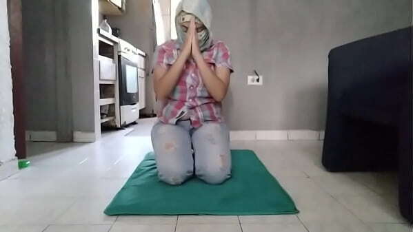 Real Hijab Jeans Praying Then Masturbating Creamy Squirting Pussy Orgasm