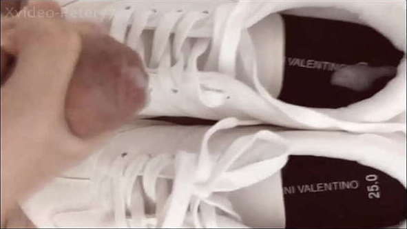 Fuck Anna'_s white sneaker