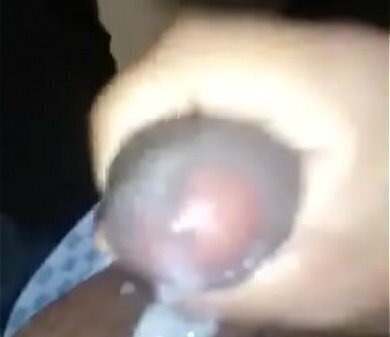 macho gostoso batendo gozando para cuzinho rosa