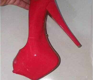 Usando scarpin dando super gozada Schutz vermelho namorada