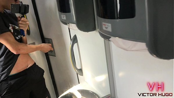 RAPAZ INTERIOR MOSTRANDO ROLA DENTRO BANHEIRO &Ocirc_NIBUS MOVIMENTO