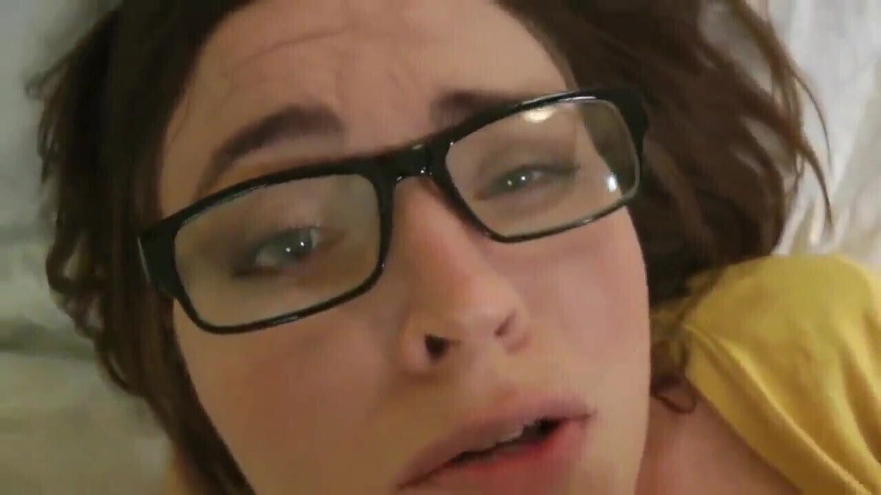 Sexy amateur MILF gets accidental creampie