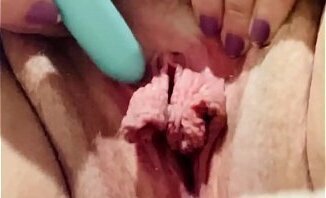 Chick rubber bands huge pussy lips