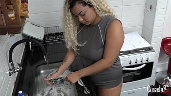 Estava lavando minha lou&ccedil_a quando gostoso veio encheu rabo porra Angel Takemura Carvalho