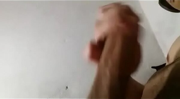 Nerd gozando punheta