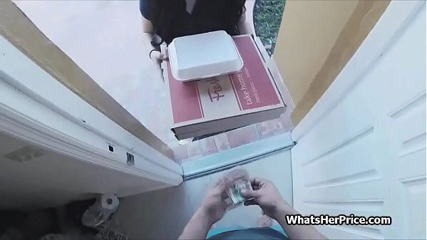 Pizza delivery chick does extra cash
