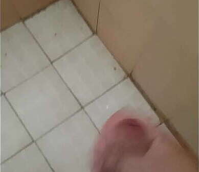 Joven toca ba&ntilde_o, viene mucha leche)