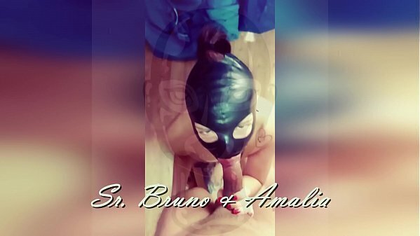 Sumisa Amalia mamando mascara latex