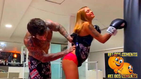 TATUADO APROVEITA MELISSA GOSTOSA ENQUANTO ENSINA LUTAR